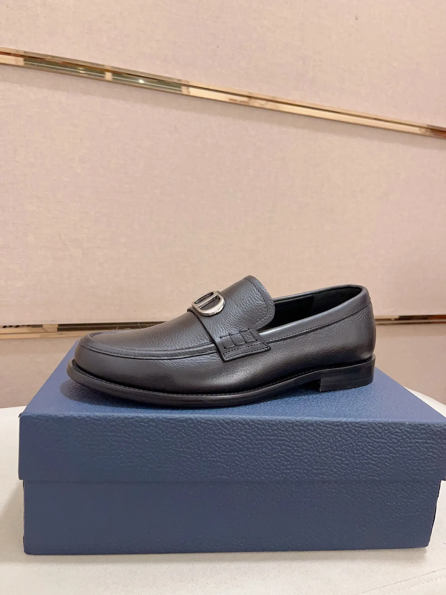 Men's shoes 💰: 560💰 High-end version of Dior Dior's new series. Famous actors and internet celebrities wear super popular designs. The sculptures of French artist Niki de Saint Phalle are designed as rings. Material: Imported original material ➕Painted cowhide Foot pads: cowhide Outsole: Rubber outsole Men's shoe size: 38~44 Can be customized to size 45